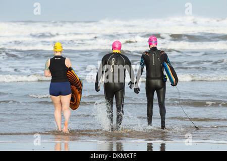 Bodyboardeurs en hiver à Marseille par la mer, de la côte du Nord-Est de l'Angleterre, Royaume-Uni Banque D'Images