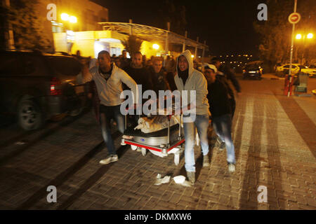 Ramallah, Cisjordanie, territoire palestinien, . 7 Décembre, 2013. La famille regarde le corps de 15 ans Waji palestinienne al-Ramhi comme il se trouve dans la morgue d'un hôpital dans la ville de Ramallah, en Cisjordanie, le 6 décembre 2013. Les troupes israéliennes ont abattu Ramhi en début de soirée au cours d'affrontements dans le camp de réfugiés de Jelazoun à Ramallah. Le Ministre israélien des affaires étrangères Le Ministre des affaires étrangères Avigdor Lieberman a dit pourparlers de paix israélo-palestiniens sont peu susceptibles de porter des fruits dans le respect de la période de neuf mois, mais que le dialogue doit continuer Crédit : Issam Rimawi APA/Images/ZUMAPRESS.com/Alamy Live News Banque D'Images