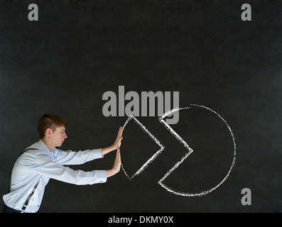 Chalk businessman pushing ventes graphique graphique sur fond noir Banque D'Images