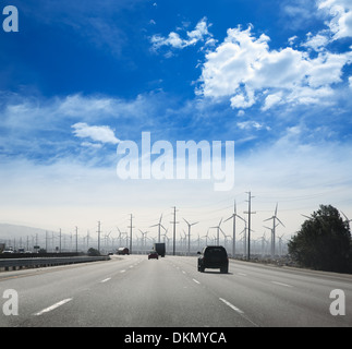 California road avec moulins électriques aérogénérateurs et de trafic Banque D'Images