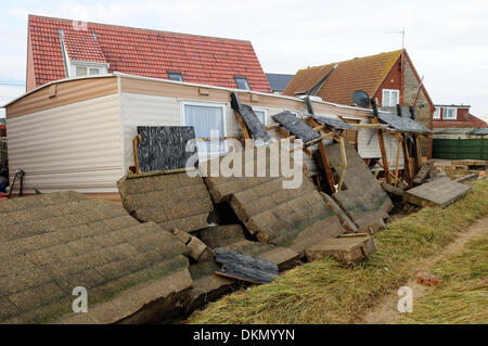 Bacton, Walcott,&Hemsby,Norfolk,UK.07ème décembre 2013.La côte est de l'Angleterre a subi d'importants dommages structuraux aux propriétés en raison d'ondes de marée dans la soirée du 05 décembre 2013 et dans le 06ème à vendredi.De nombreux homes et caravanes ont été totalement détruites et a terminé sur la plage ci-dessous.Les populations locales font de leur mieux aujourd'hui pour effacer l'épave .Photo show dommages dans les villages de bord de Bacton, Walcott,et Hemsby. Crédit : Ian Francis/Alamy Live News Banque D'Images