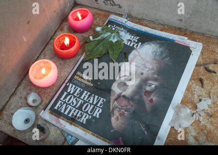 Londres, Royaume-Uni. 7 Décembre, 2013. Statue de Nelson Mandela, la place du Parlement, Londres, Royaume-Uni. 7 décembre 2013 bougies.a côté d'un London Evening Standard newspaper edition spéciale à la base de la statue de Nelson Mandela à la place du Parlement, Londres, Royaume-Uni. Credit : Maurice Savage/Alamy Live News Banque D'Images