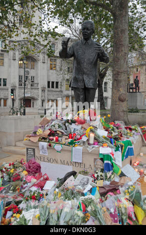 Londres, Royaume-Uni. 7 Décembre, 2013. Statue de Nelson Mandela, la place du Parlement, Londres, Royaume-Uni. 7 décembre 2013. Des fleurs, des bougies et des messages entourent la statue de Nelson Mandela à la place du Parlement, Londres, Royaume-Uni. Credit : Maurice Savage/Alamy Live News Banque D'Images