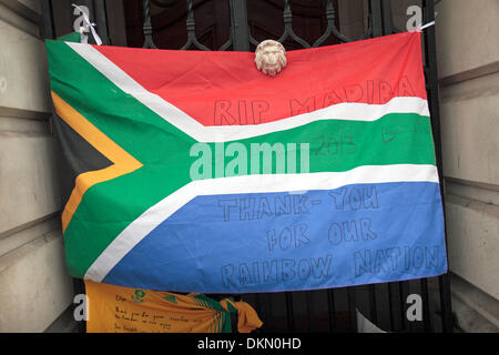 Trafalgar Square, (Afrique du Sud), London, UK. 7 décembre 2013. Message personnel sur un drapeau sur une porte de l'extérieur de la maison de l'Afrique du Sud, Trafalgar Square à la suite de la mort de Nelson Mandela. Credit : Maurice Savage/Alamy Live News Banque D'Images