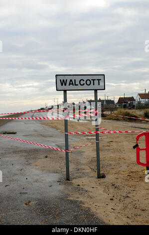 Bacton, Walcott,&Hemsby,Norfolk,UK.07ème décembre 2013.l'est ocast d'Angleterre a subi d'importants dommages structuraux aux propriétés en raison d'ondes de marée dans la soirée du 05 décembre 2013 et dans le 06ème à vendredi.De nombreux homes et caravanes ont été totalement détruites et a terminé sur la plage ci-dessous.Les populations locales faisaient de leur mieux aujourd'hui pour effacer l'épave .Photo show dommages dans les villages de bord de Bacton, Walcott,et Hemsby. Crédit : Ian Francis/Alamy Live News Banque D'Images