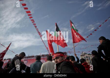 Gaza, Territoires Palestiniens, . 7 Décembre, 2013. Un Palestinien prend part à un rassemblement marquant le 46e anniversaire du Front populaire de libération de la Palestine (FPLP), dans la ville de Gaza, samedi, 7 décembre 2013. Fondée en 1967, le FPLP est un parti marxiste-léniniste et nationaliste, politique et organisation militante.Photo : Ahmed Deeb/NurPhoto Crédit : Ahmed Deeb/NurPhoto ZUMAPRESS.com/Alamy/Live News Banque D'Images