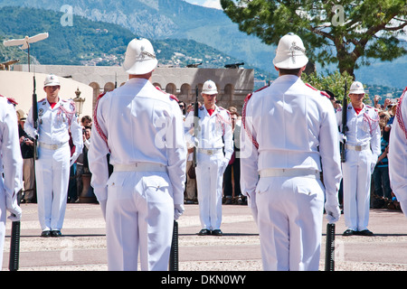 Face à face,la relève de la garde au Palais du Prince , Monaco, ville-État souverain, d'Azur, à l'Europe de l'Ouest. Banque D'Images