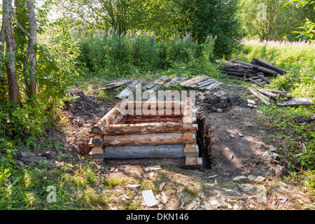 Construction de puits d'eau en bois dans la campagne Banque D'Images