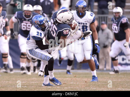 East Hartford, CT, USA. 7 Décembre, 2013. Samedi 7 Décembre 2013 : Connecticut Huskies wide receiver Geremy Davis (85) attrape la balle en face de Memphis Tigers arrière défensif Andrew Gaines (28) durant la première moitié de la NCAA football match entre Memphis et Tennessee à Rentschler Field à East Hartford, CT. Bill Shettle / Cal Sport Media/Alamy Live News Banque D'Images