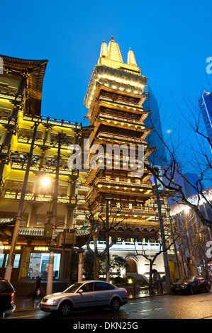 La pagode illuminée de Jing'an Temple Bouddhiste (Temple de la paix et de tranquillité) sur West Nanjing Road à Shanghai, Chine Banque D'Images