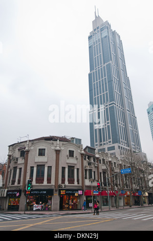 Hong Kong New World Tour (K11), Huaihai Middle Road, célèbre rue commerçante de l'ancienne Concession Française de Shanghai, Chine Banque D'Images