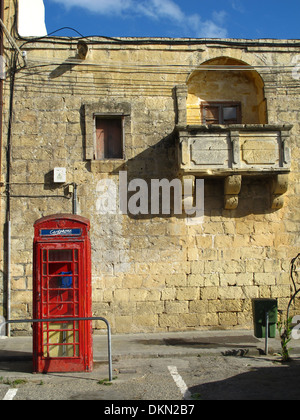 Cabine téléphonique rouge anglais traditionnel dans l'île de Malte Banque D'Images