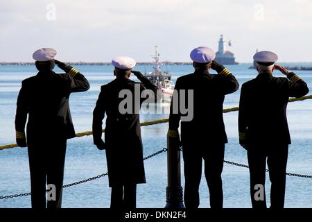 Chicago, Illinois, USA. 7 décembre 2013. Les membres de l'Association International Shipmasters saluer comme une couronne est largué d'un hélicoptère près de Chicago le phare pendant l'arbre de Noël annuel Ship cérémonie à Navy Pier. L'événement est à la mémoire de la goélette Rouse Simmons, l'arbre de Noël d'origine des navires, qui a été perdu avec toutes les mains au cours d'une tempête le 23 novembre 1912. Credit : Todd Bannor/Alamy Live News Banque D'Images