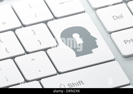 Concept de protection : Tête avec serrure sur le clavier de l'ordinateur backg Banque D'Images