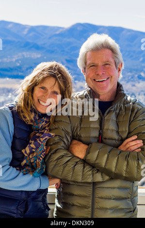 Couple posent pour une photo sur pied, la montagne au-dessus de Salida, Colorado, USA Banque D'Images
