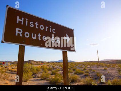 L'historique route 66 road chanter dans Mohave Désert de Californie USA Banque D'Images