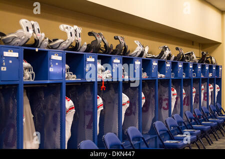 Indianapolis, IN, USA. 7 Décembre, 2013. Une vue générale de l'Ohio State Buckeye's locker room avant le grand championnat de 10 match de football entre l'Ohio State Buckeyes et la Michigan State Spartans au stade Lucas Oil. Credit : csm/Alamy Live News Banque D'Images