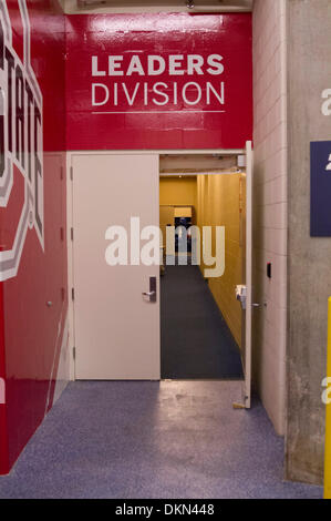 Indianapolis, IN, USA. 7 Décembre, 2013. Une vue générale de l'Ohio State Buckeye's locker room avant le grand championnat de 10 match de football entre l'Ohio State Buckeyes et la Michigan State Spartans au stade Lucas Oil. Credit : csm/Alamy Live News Banque D'Images