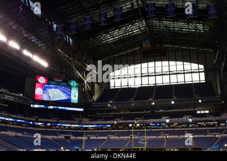 Indianapolis, IN, USA. 7 Décembre, 2013. Une vue générale du Stade Lucas Oil avant le grand championnat de 10 match de football entre l'Ohio State Buckeyes et la Michigan State Spartans au stade Lucas Oil. Credit : csm/Alamy Live News Banque D'Images