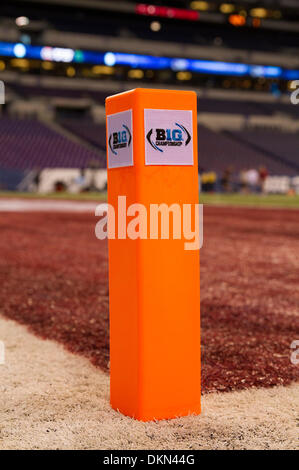 Indianapolis, IN, USA. 7 Décembre, 2013. Une vue générale du Stade Lucas Oil avant le grand championnat de 10 match de football entre l'Ohio State Buckeyes et la Michigan State Spartans au stade Lucas Oil. Credit : csm/Alamy Live News Banque D'Images