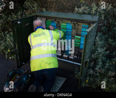 Un ingénieur des télécommunications BT OpenReach au travail contrôle de la large bande à côté rue téléphone cabinet UK Banque D'Images