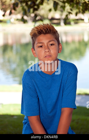 Portrait de 11 à 13 ans la diversité raciale multi grave multiculturelles la diversité raciale teenage boy en parc. M. © Myrleen Pearson Banque D'Images