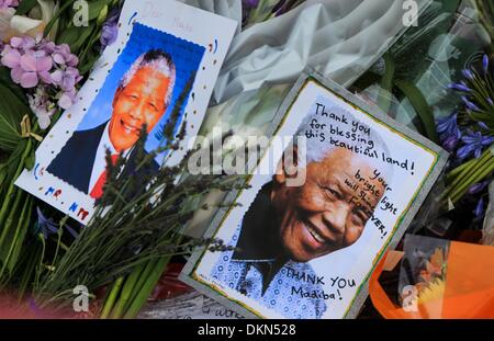 Johannesburg, Afrique du Sud. 7 Décembre, 2013. montre deux portraits de l'ancien Président sud-africain Nelson Mandela avec les mots "merci" pour pleurer sa mort en dehors de la maison de Mandela à Johannesburg, Afrique du Sud. L'ancien Président sud-africain Nelson Mandela est mort à l'âge de 95 ans jeudi. (Xinhua/Meng Chenguang) Banque D'Images