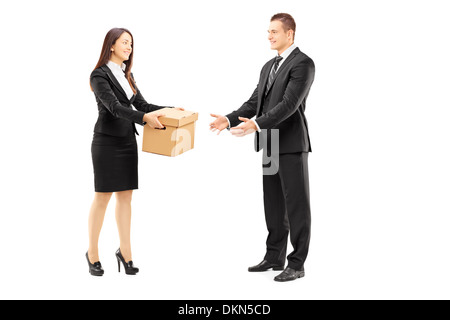 Portrait of a young businesswoman giving a fort à son collègue masculin Banque D'Images