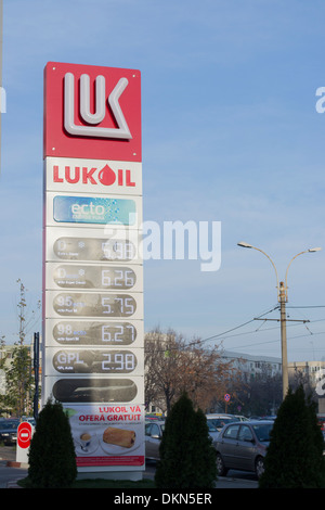 Station essence Lukoil à Bucarest, Roumanie - les prix des carburants affichés sur un parvis Lukoil Banque D'Images