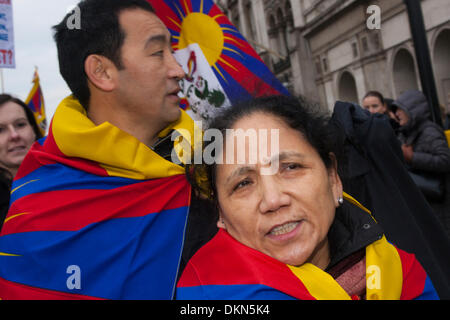 Londres, Royaume-Uni. 7 décembre 2013. Les exilés tibétains protestent contre les violations des droits de l'homme et la poursuite de l'occupation du Tibet par la Chine. Crédit : Paul Davey/Alamy Live News Banque D'Images