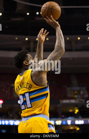 Philadelphie, Pennsylvanie, USA. 7 Décembre, 2013. Denver Nuggets petit ailier Wilson Chandler (21) tire la balle au cours de la NBA match entre les Denver Nuggets et les Philadelphia 76ers au Wells Fargo Center de Philadelphie, Pennsylvanie. Christopher (Szagola/Cal Sport Media) Credit : csm/Alamy Live News Banque D'Images