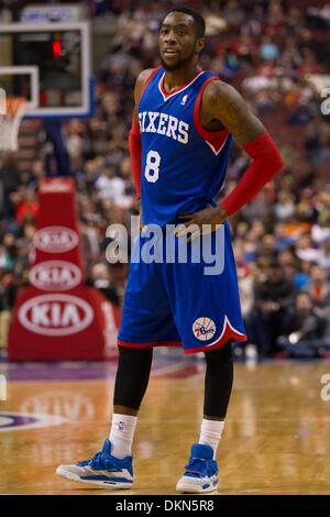 Philadelphie, Pennsylvanie, USA. 7 Décembre, 2013. Philadelphia 76ers shooting guard Tony Wroten (8) au cours de la NBA match entre les Denver Nuggets et les Philadelphia 76ers au Wells Fargo Center de Philadelphie, Pennsylvanie. Christopher (Szagola/Cal Sport Media) Credit : csm/Alamy Live News Banque D'Images