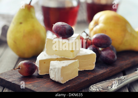 Camembert et de fruits sur fond de bois Banque D'Images