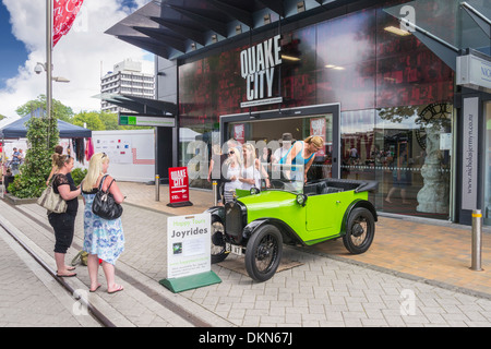 Les touristes de prendre des photos avec un vieux Austin Seven au niveau du conteneur Mall, Christchurch, Nouvelle-Zélande. La ville de Quake Banque D'Images