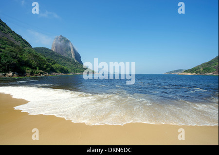 L'affichage classique de Sugarloaf Mountain de Pao de Acucar Rio de Janeiro au Brésil, du Praia Vermelha Plage rouge Banque D'Images