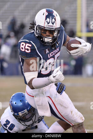 East Hartford, CT, USA. 7 Décembre, 2013. Samedi 7 Décembre 2013 : Connecticut Huskies wide receiver Geremy Davis (85) s'exécute avec la balle après l'attrapant contre Memphis Tigers arrière défensif Andrew Gaines (28) pendant la 2ème moitié de la NCAA football match entre Memphis et Tennessee à Rentschler Field à East Hartford, CT. UConn a remporté plus de Memphis 45-10. Bill Shettle / Cal Sport Media/Alamy Live News Banque D'Images
