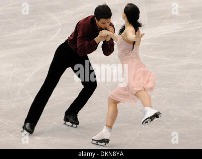 Tokyo, Japon. Dec 8, 2013. Tessa Virtue (R) et Scott Moir du Canada effectuer au cours de la danse libre de danse sur glace de l'ISU Grand Prix of Figure Skating Final à Fukuoka, Japon, le 7 décembre 2013. Credit : Stringer/Xinhua/Alamy Live News Banque D'Images