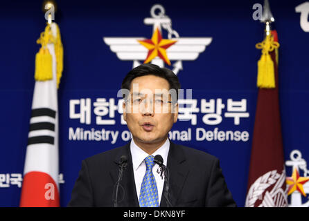 Séoul, Corée du Sud. Dec 8, 2013. Corée du sud de la porte-parole du Ministère de la Défense Kim Min-Seok parle lors d'une conférence de presse d'un programme élargi d'KADIZ au ministère de la Défense nationale à Séoul, Corée du Sud, 8 décembre 2013. La Corée du Sud a décidé d'élargir sa zone de défense aérienne (KADIZ) vers le sud, le ministère de la défense de Séoul a déclaré dans une conférence de presse télévisée le dimanche. Credit : Park Jin-hee/Xinhua/Alamy Live News Banque D'Images