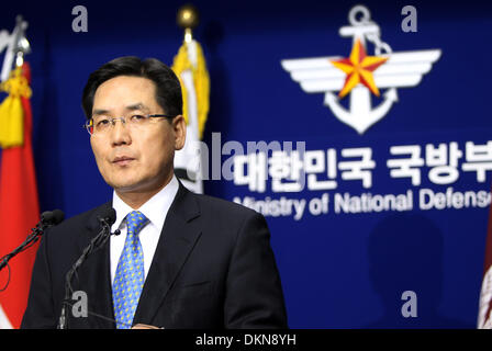 Séoul, Corée du Sud. Dec 8, 2013. Corée du sud de la porte-parole du Ministère de la Défense Kim Min-Seok parle lors d'une conférence de presse d'un programme élargi d'KADIZ au ministère de la Défense nationale à Séoul, Corée du Sud, 8 décembre 2013. La Corée du Sud a décidé d'élargir sa zone de défense aérienne (KADIZ) vers le sud, le ministère de la défense de Séoul a déclaré dans une conférence de presse télévisée le dimanche. Credit : Park Jin-hee/Xinhua/Alamy Live News Banque D'Images