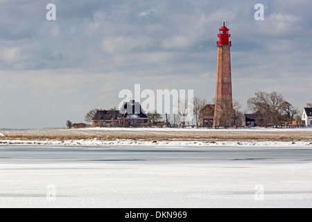 Flügge phare avec la mer Baltique gelée, Fehmarn, Allemagne, Europe Banque D'Images