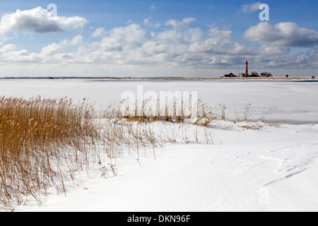 Flügge phare avec la mer Baltique gelée, Fehmarn, Allemagne, Europe Banque D'Images