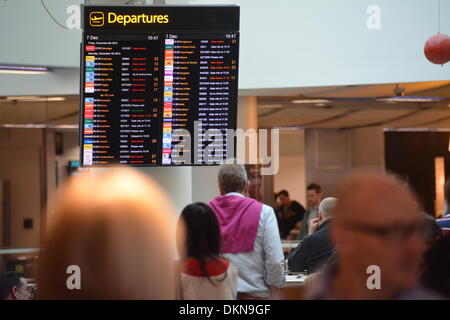 Gatwick, UK. 7 décembre 2013. D'importants retards ont eu lieu dans la plupart des aéroports du Royaume-Uni hier en raison d'un problème avec le contrôle de la circulation aérienne. Cela a été pris à l'aéroport de Gatwick, où les passagers ont été retardés pendant des heures. Weddell Crédit : Greg/Alamy Live News Banque D'Images