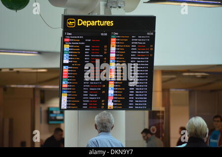 Gatwick, UK. 7 décembre 2013. D'importants retards ont eu lieu dans la plupart des aéroports du Royaume-Uni hier en raison d'un problème avec le contrôle de la circulation aérienne. Cela a été pris à l'aéroport de Gatwick, où les passagers ont été retardés pendant des heures. Weddell Crédit : Greg/Alamy Live News Banque D'Images