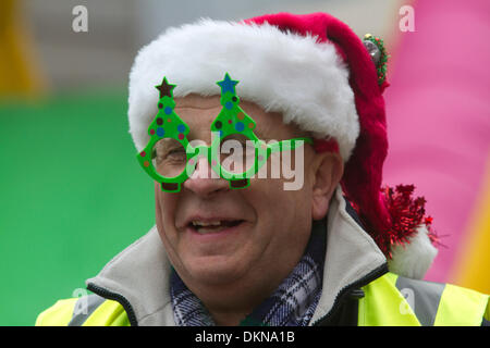 Covent Garden London, UK. 7 décembre 2013. 10 différentes équipes de coureurs en robe de prendre part à la 33e course de pudding de Noël à Covent Garden pour la recherche sur le cancer : Crédit amer ghazzal/Alamy Live News Banque D'Images