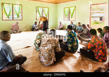 Le kava est remis au plus haut chef présent lors de la réunion du conseil des chefs sur l'île tropicale de Matuku, le sud de Laus, Fidji Banque D'Images