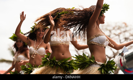 Les femmes de race mixte vanuatan mélanésienne et polynésienne) (danse une danse polynésienne durant Fest' Sawagoro festival culturel, Port Vila, Vanuatu. Banque D'Images