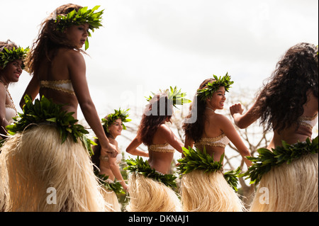 Les femmes de race mixte vanuatan mélanésienne et polynésienne) (danse une danse polynésienne durant Fest' Sawagoro festival culturel, Port Vila, Vanuatu. Banque D'Images