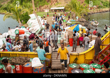 Décharger et charger le bateau d'approvisionnement de sable dame sur le quai près de Ketei et Tovu, le sud de Laus, Fidji Banque D'Images