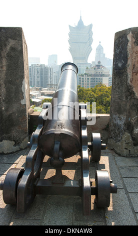 Canon historique du Monte do Fortaleza, Fortress Hill, pointant sur Grand Lisboa casino site du patrimoine mondial à Macao (Macao) Chine Banque D'Images