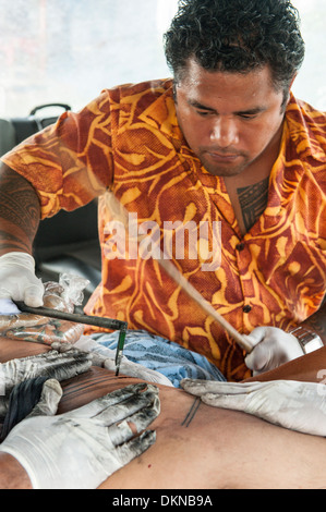 Peter Suluape, un artiste de tatouage Samoan tatau, un homme dans un édifice du gouvernement près de la fale à Apia, Samoa Banque D'Images